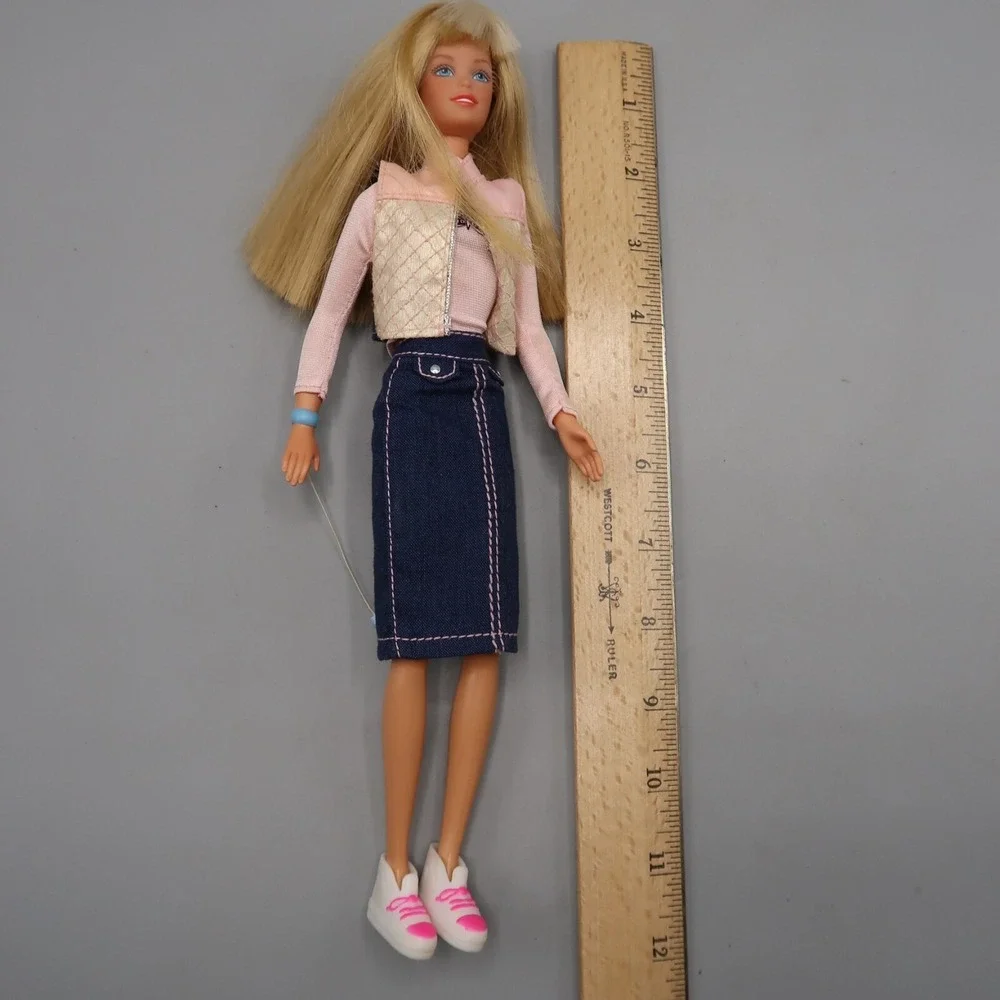 Vintage 90s Blonde‎ Barbie sting magnet Fashion Doll